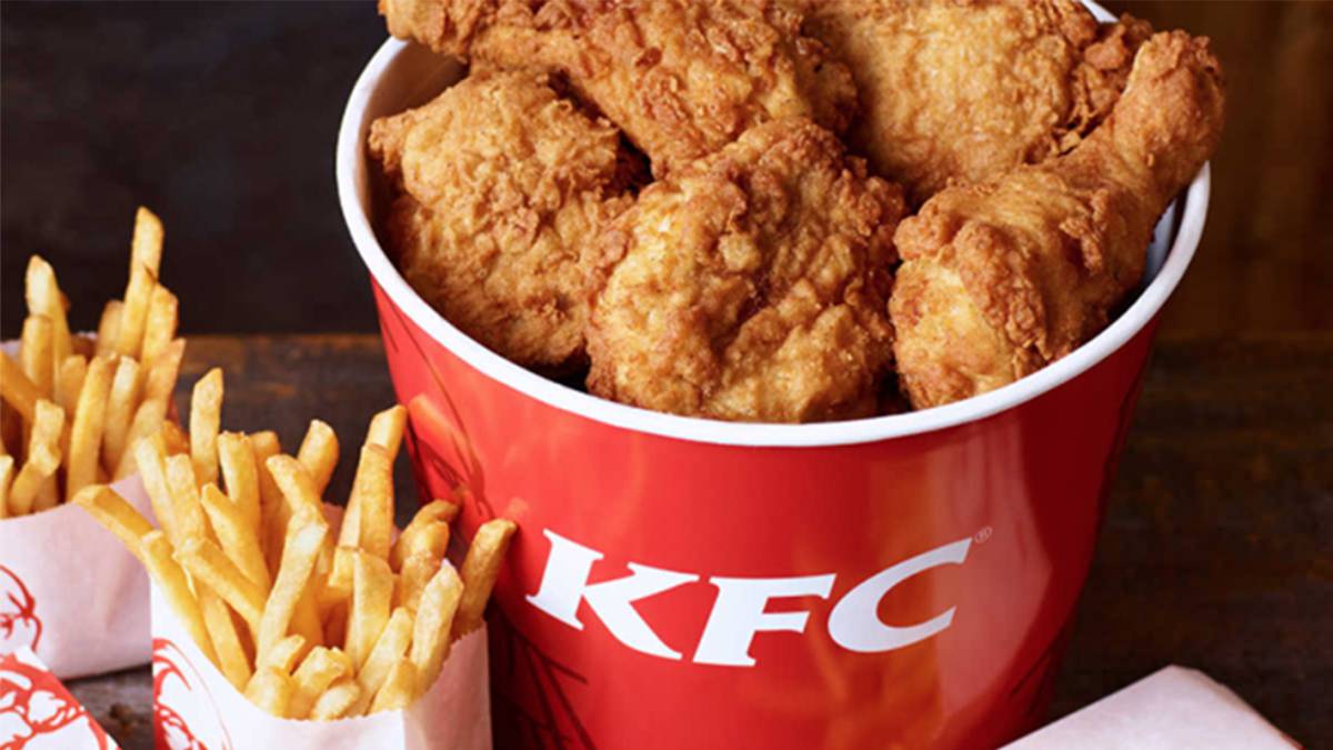 KFC SUSPENDE SU ESLOGAN DE ‘CHUPARSE LOS DEDOS’ DEBIDO AL CORONAVIRUS.
