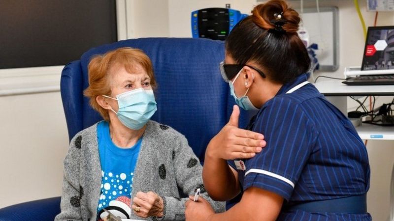 “Una mujer de 90 años se convirtió en la primera persona en recibir la vacuna contra la covid-19 en Reino Unido”
