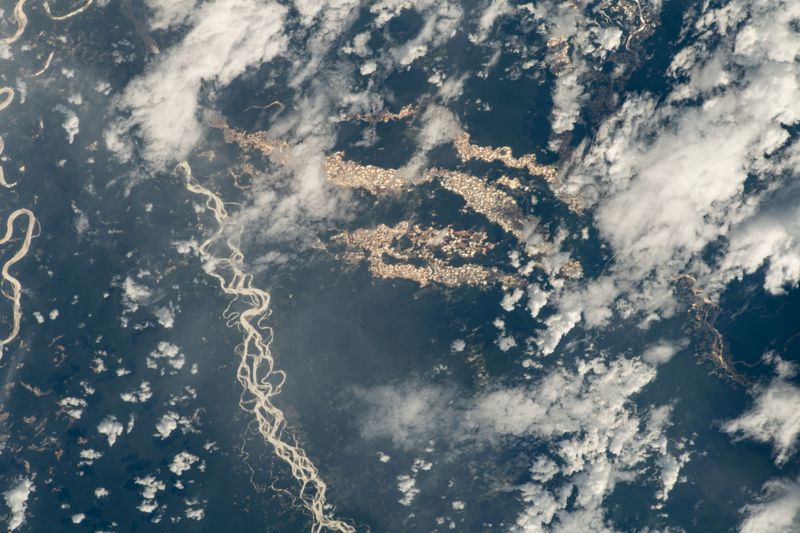 “Ríos de oro” en Perú: las imágenes de la NASA que revelan el alcance de la minería ilegal en la Amazonía.