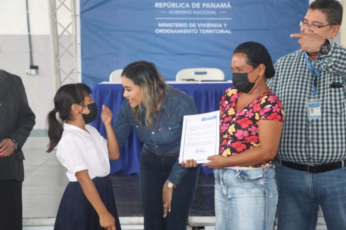 Más de 100 nuevas familias en Villa Unida reciben certificados de asignaciones provisionales 