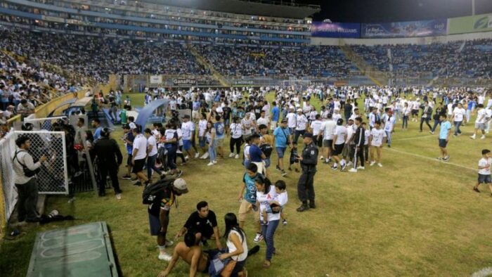 “Pesadilla en un estadio salvadoreño: 12 muertos tras una avalancha humana en San Salvador”