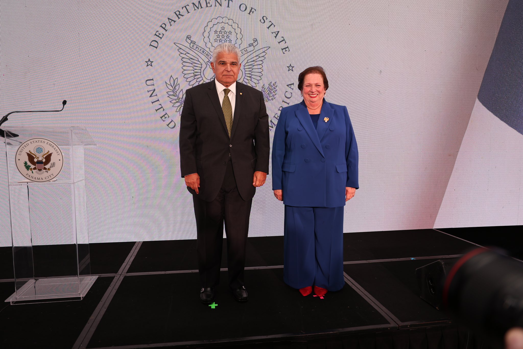 Celebración del Aniversario de Independencia de los Estados Unidos con Mirada Espacial y Unidad Democrática.