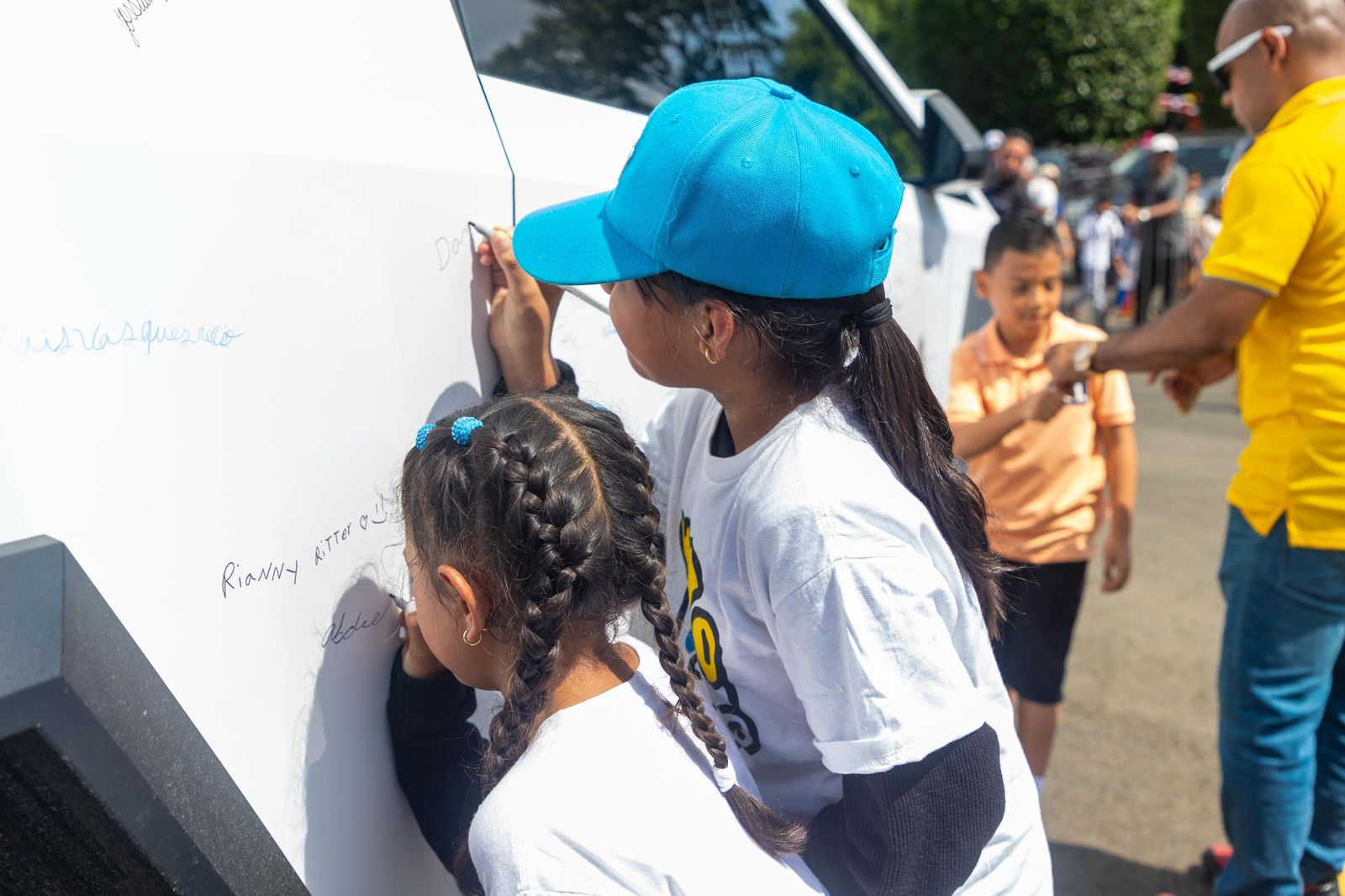 Miles de niños firman el Cyber Truck de Mayer Mizrachi.