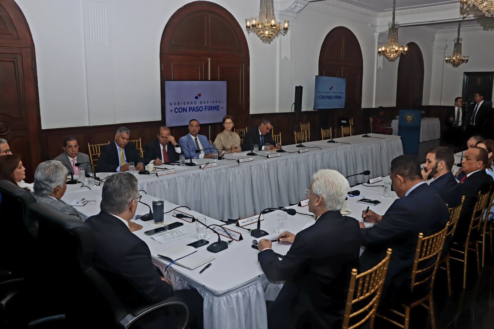 Presidente Mulino se reúne con jefes de bancadas de la Asamblea Nacional.