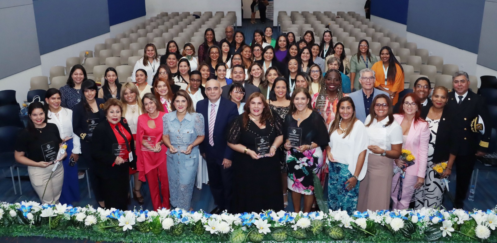 Reconocen a 75 mujeres en el sector marítimo