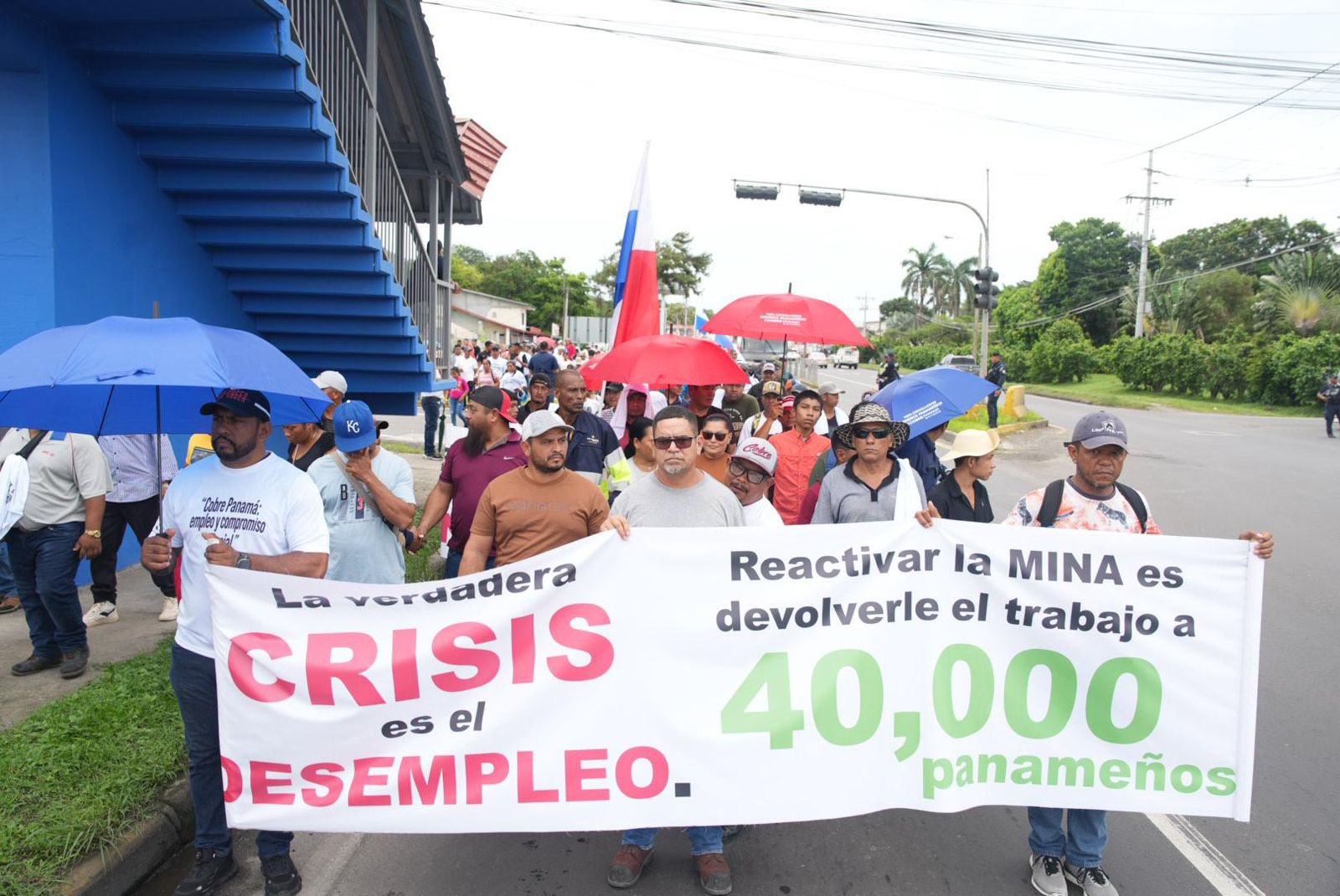 Ex trabajadores de la mina marchan pacíficamente por la Interamericana exigiendo reapertura y empleos