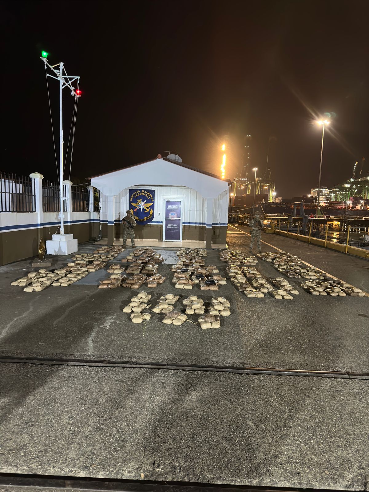 Aeronaval decomisa 676 paquetes de presunta droga en Isla Majagua
