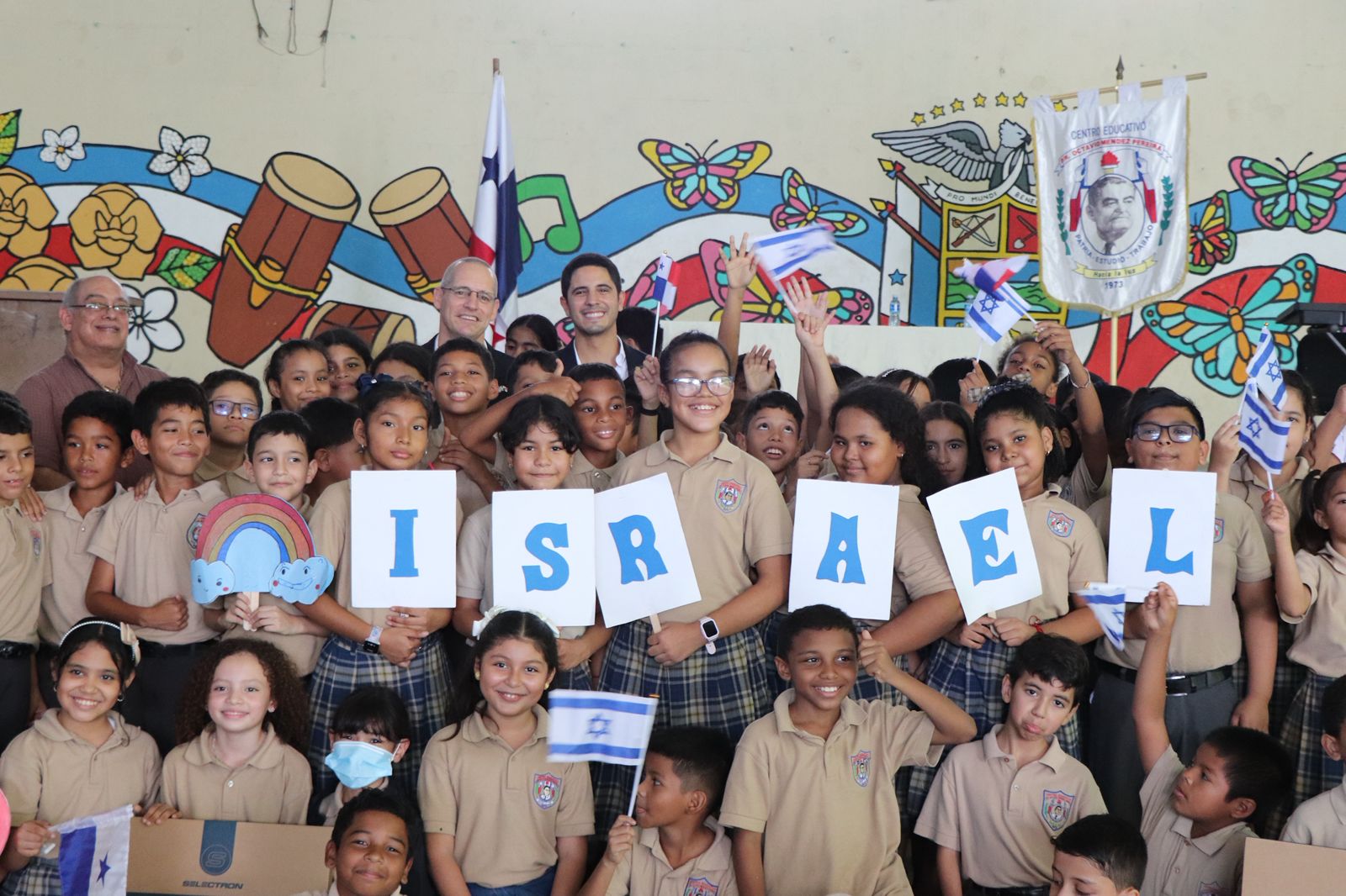 Embajada de Israel dona equipo tecnológico a escuela secundaria en Panamá