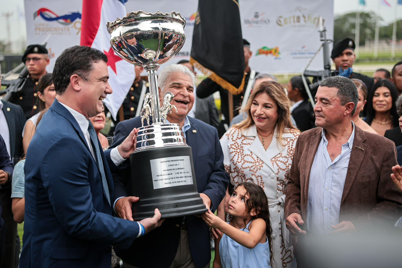 Presidente Mulino entrega el trofeo en la edición 96 del Clásico Presidente de la República