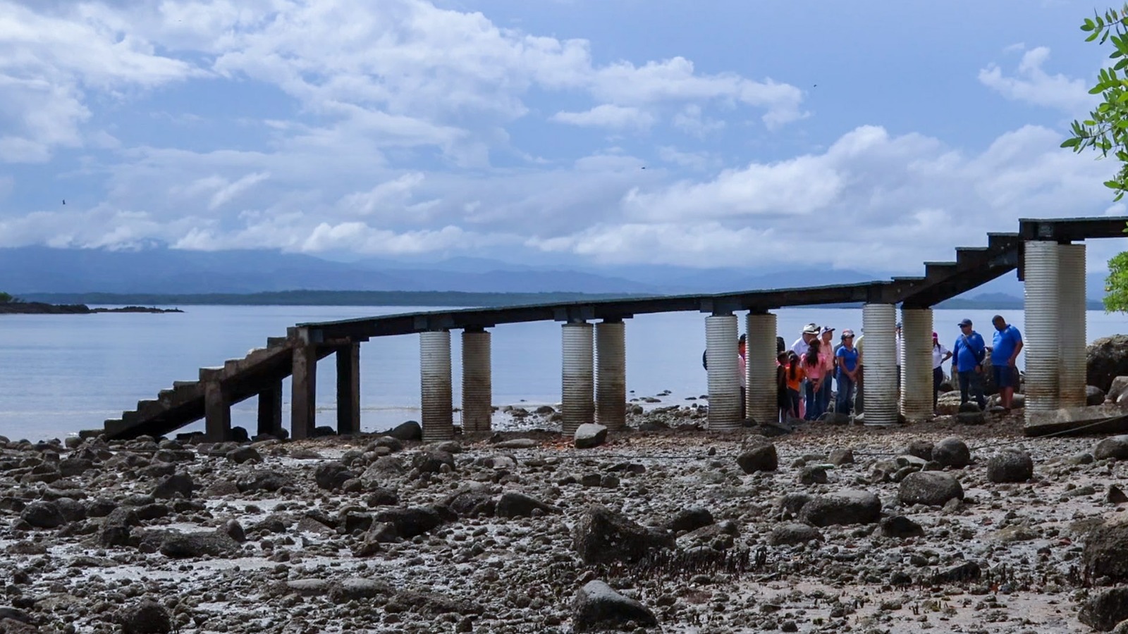Nuevo muelle transforma la vida de la comunidad en Isla Leones