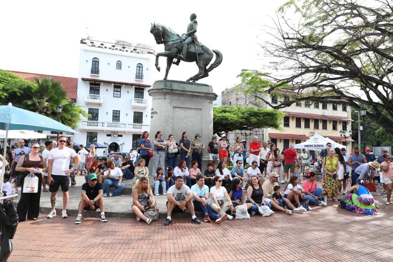 Panameños y extranjeros disfrutan de la cultural, gastronomía y presentaciones artísticas en el Casco Peatonal